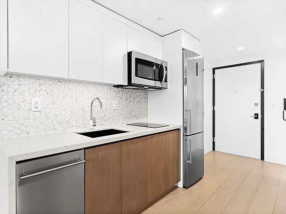 3rd image of 2128 Ocean Ave #6D