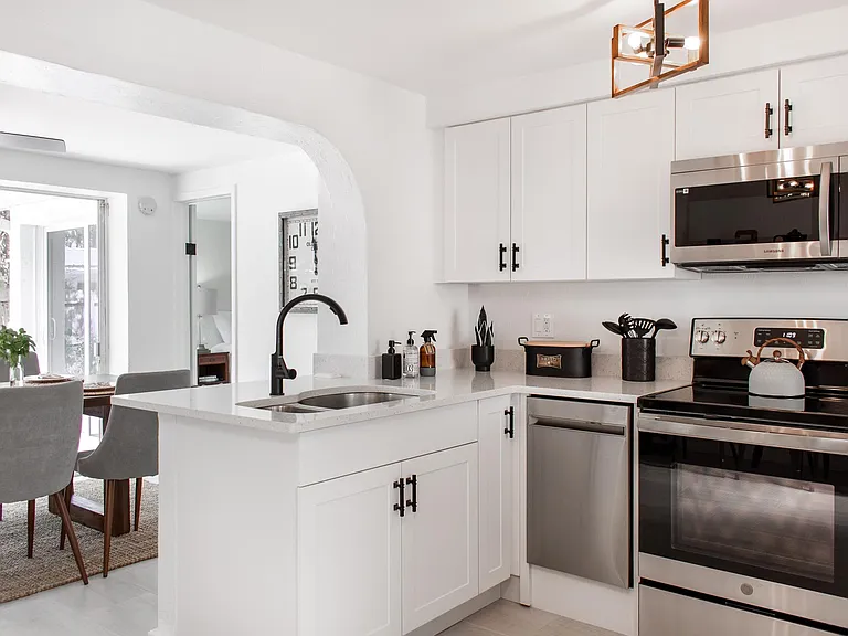4220 Murdock Ave — Photo 4