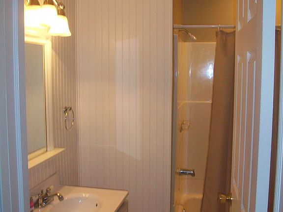 5th image of 650 Woodford St