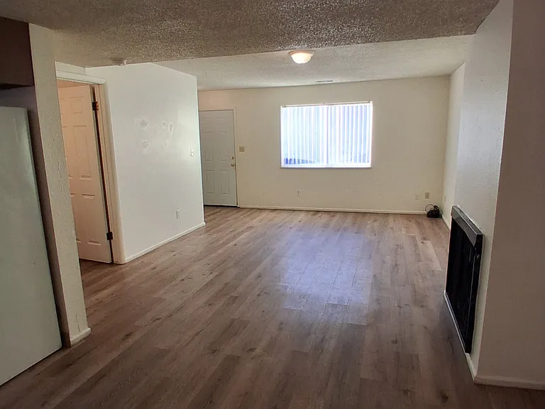 572 Dawn Ct #1 — Photo 2