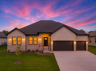 1744 E Cobblestone Dr, Ozark, MO 65721