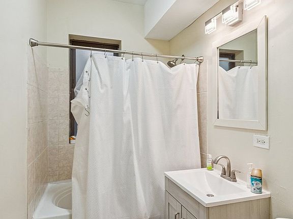 4th image of 5014 S Prairie Ave APT 1