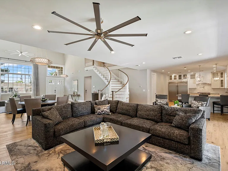 3810 E Devonshire Ave — Photo 8
