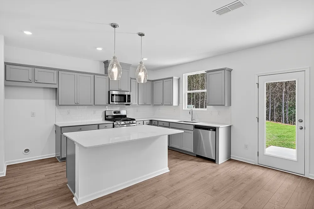 4 bed, 2.5 bath, 2498 sqft, $2,395 — Photo 2