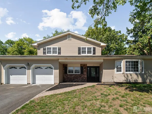 41 Oakwood Dr, Parlin, NJ 08859