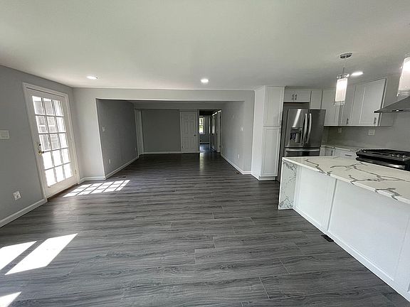 3rd image of 7007 Lee Park Ct