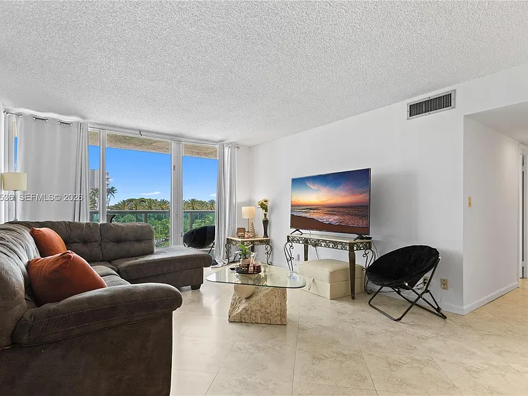 100 Bayview Dr #307 — Photo 4