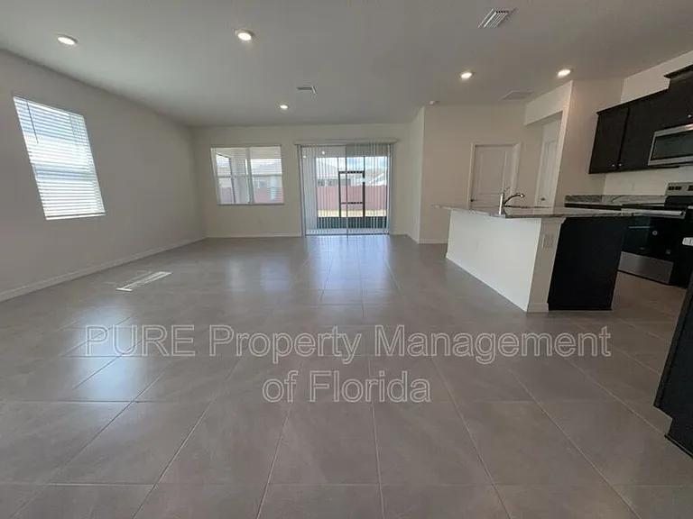4122 NW 48th Terrace Rd — Photo 6