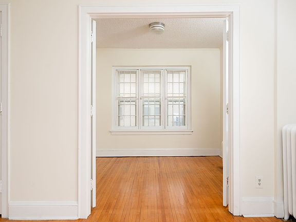 3rd image of 1000 W Franklin Ave APT 310