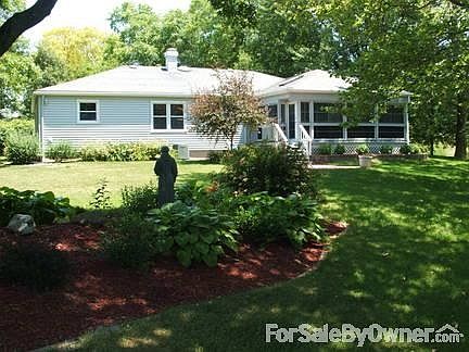 Large Back Yard on Lake