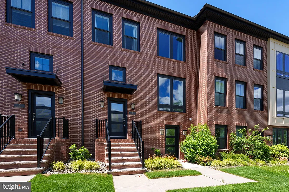 Building Photo - 3 E Hartwick Dr