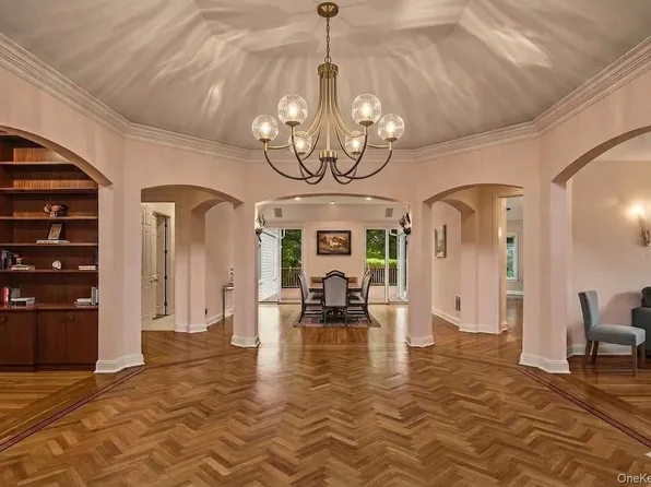 41 Evergreen Circle, Manhasset, NY 11030