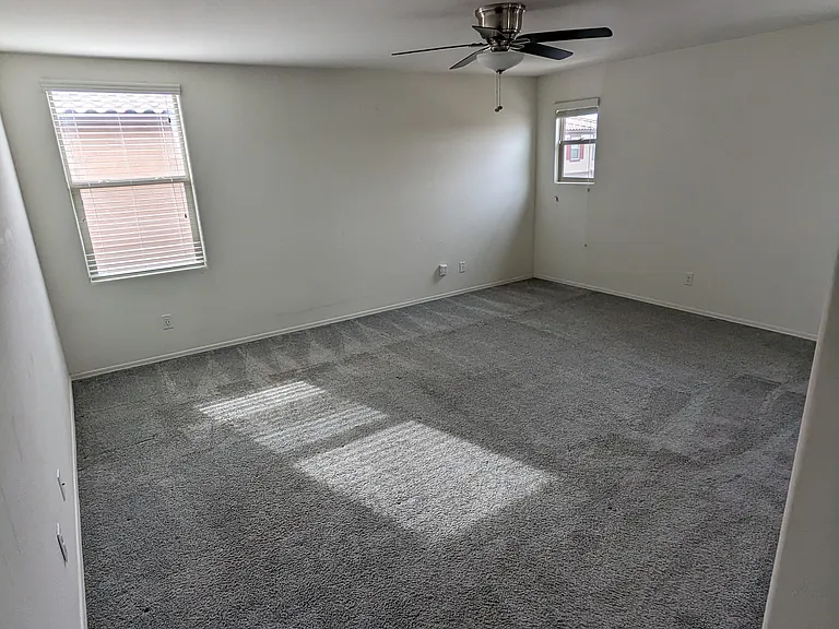47 E Constitution Dr — Photo 34