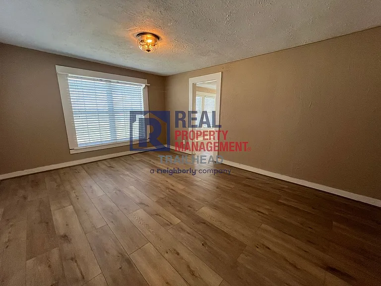 105 E 6th St — Photo 6
