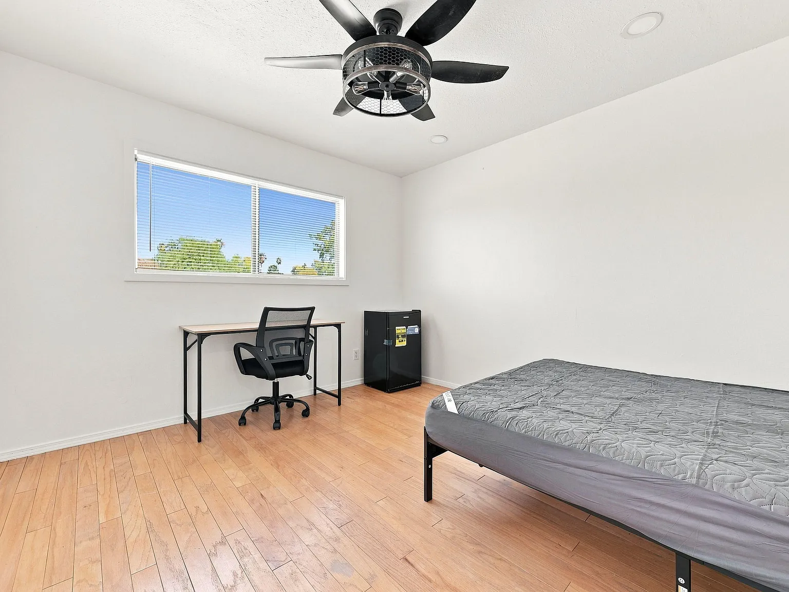4 bed, 10.0 bath, 2800 sqft, $953 — Photo 3