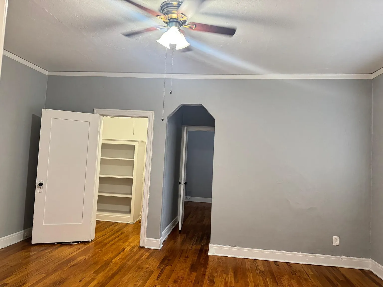 1162 N Kingsley Dr — Photo 2