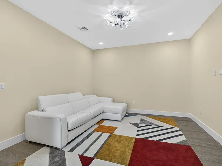 1724 Annandale Cir — Photo 24