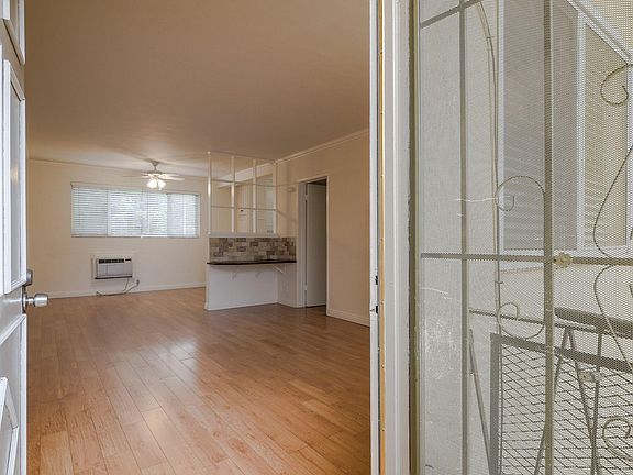 2nd image of 4916 Hazeltine Ave APT 5