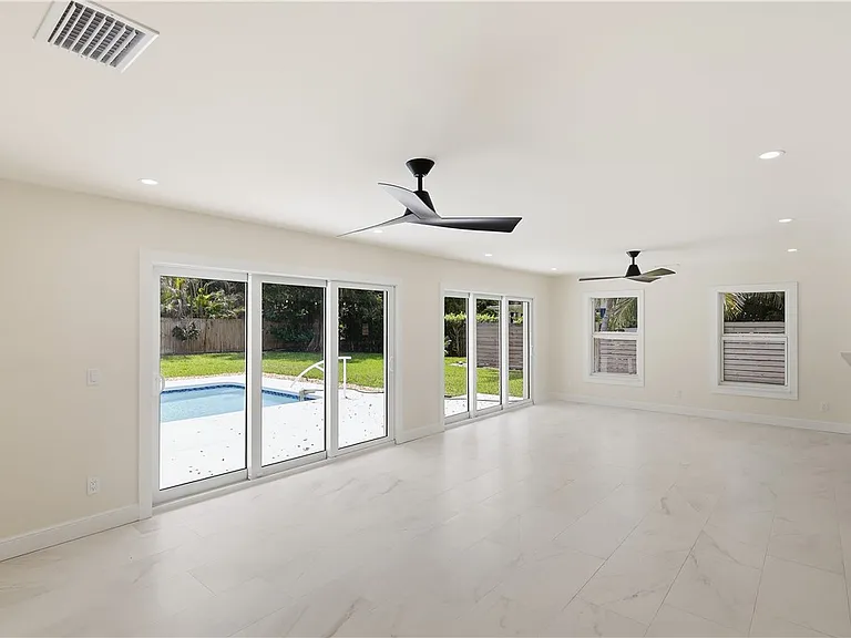726 Live Oak Ln — Photo 7