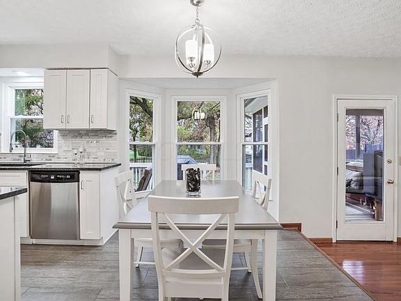 5th image of 396 Canterbury Ct