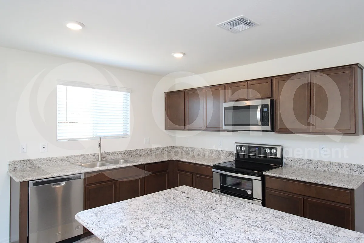 4 bed, 2.0 bath, 2096 sqft, $1,950 — Photo 4