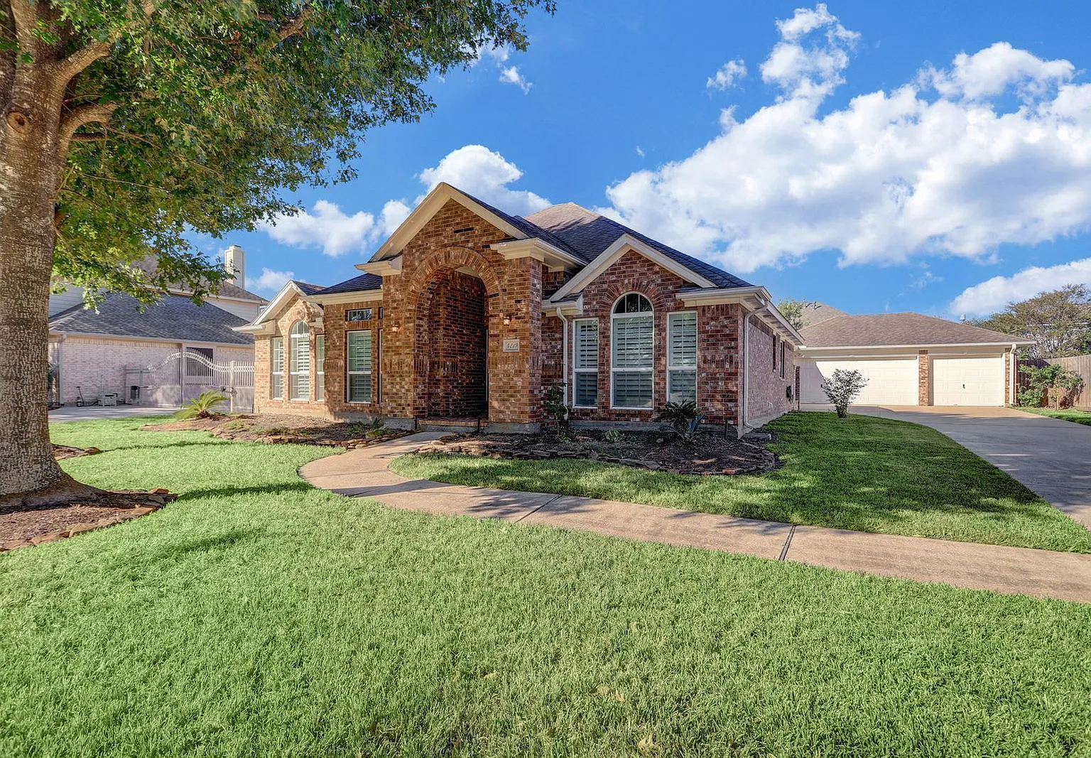 4 bed, 2.0 bath, 2162 sqft, $2,100 — Photo 1