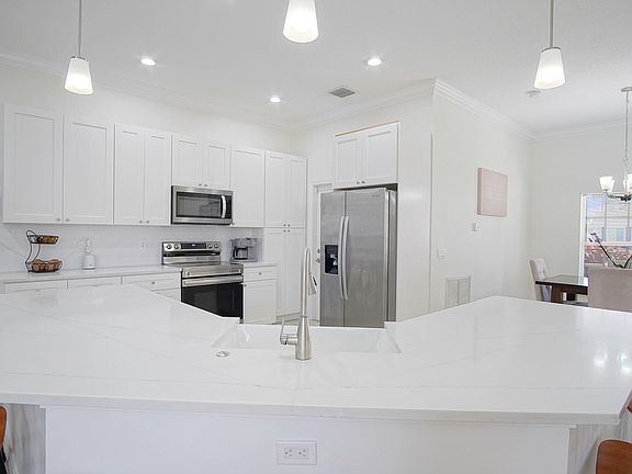3rd image of 719 SW Andrew Road