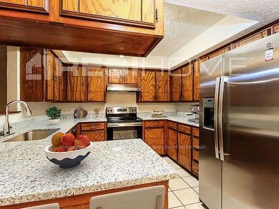 4th image of 914 W Ridgecrest Way