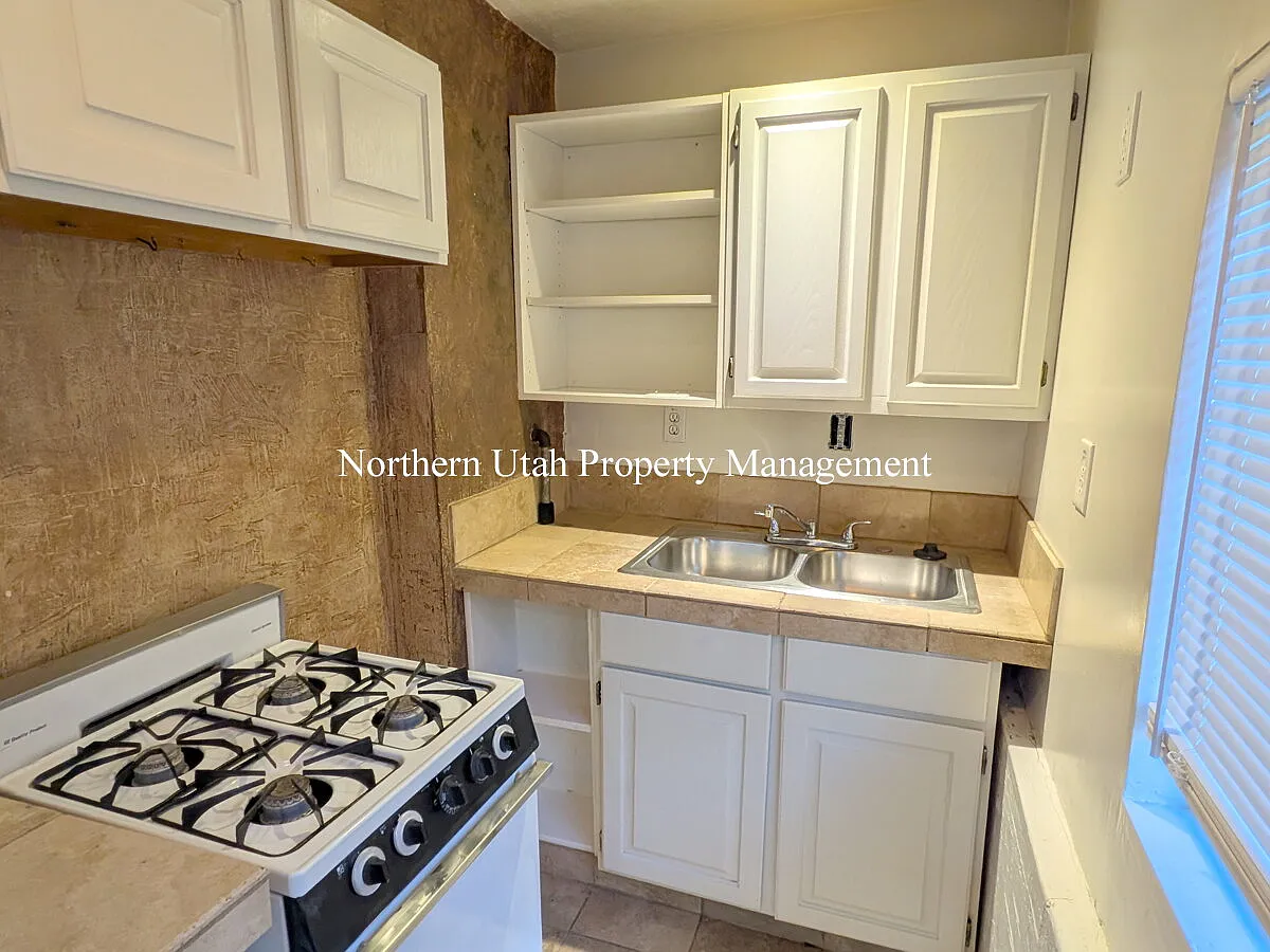 425 E 4th Ave — Photo 3