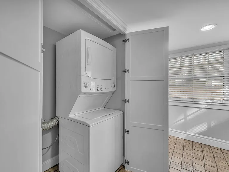 5545 Harrison St — Photo 17