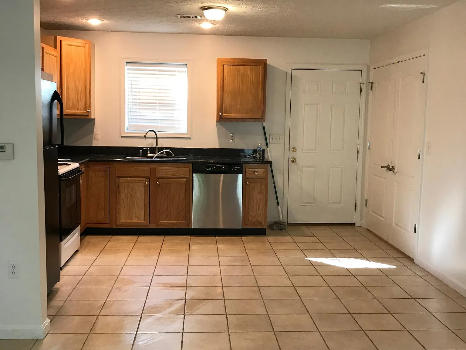 2 bed, 1.5 bath, 950 sqft, $1,100 — Photo 3