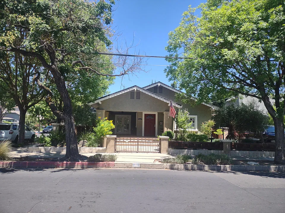 215 W Morris Ave