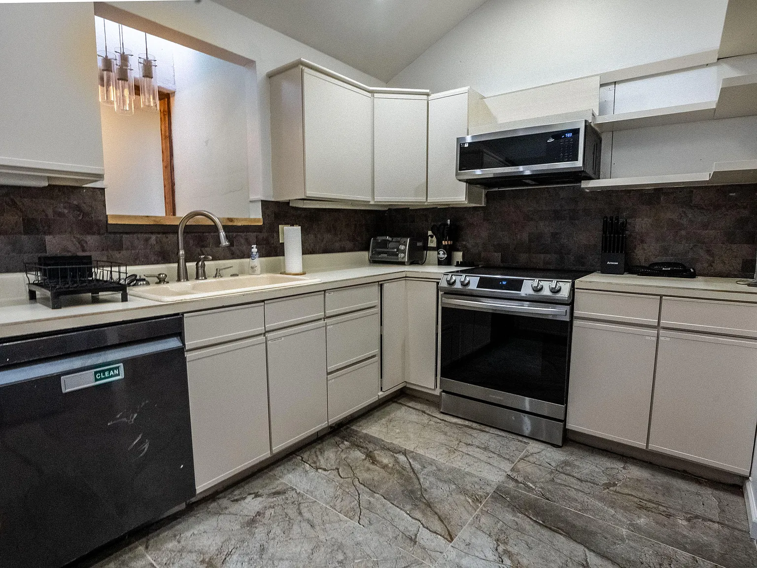 4 bed, 5.0 bath, 2800 sqft, $1,031 — Photo 4