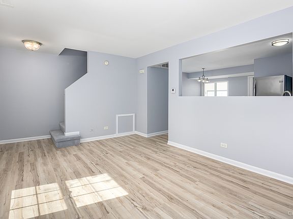 3rd image of 1581 Victoria Park Cir