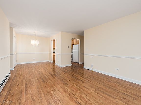 3rd image of 9S025 Lake Dr APT 205