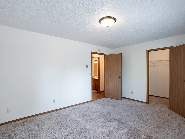 Fargo, ND Kentwood Manor Apartments | 21B | Bedroom