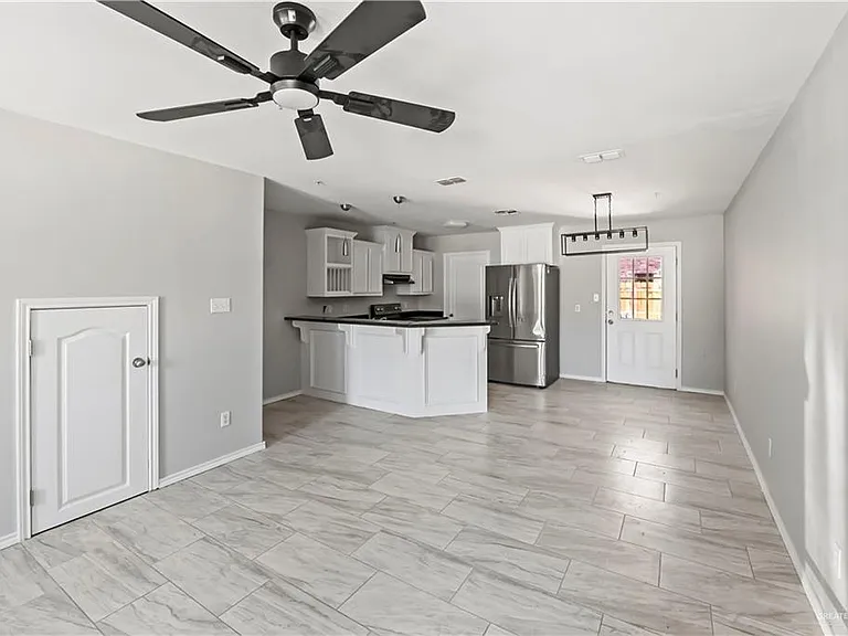 106 S 48th Ln — Photo 2