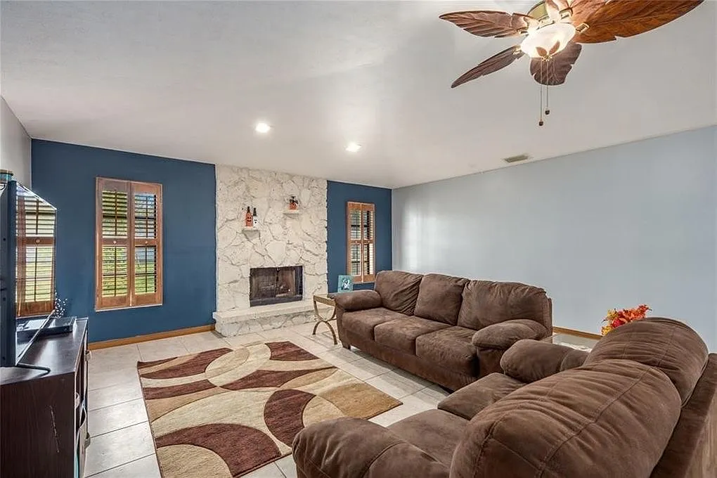 3 bed, 1941 sqft, $2,950 — Photo 4