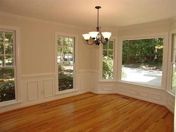 Formal dining room w/bay window