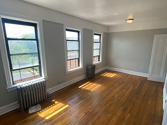 3rd image of 950 E 227th St #3A