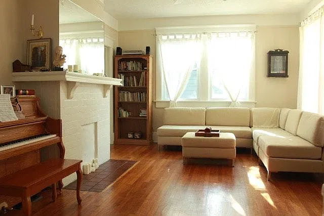 526 Boulevard Place NE — Photo 3