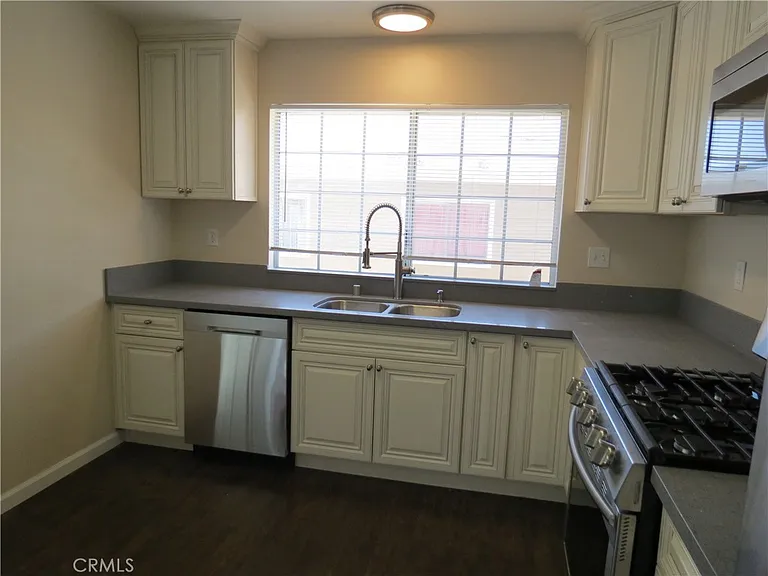 572 N Orange St — Photo 23
