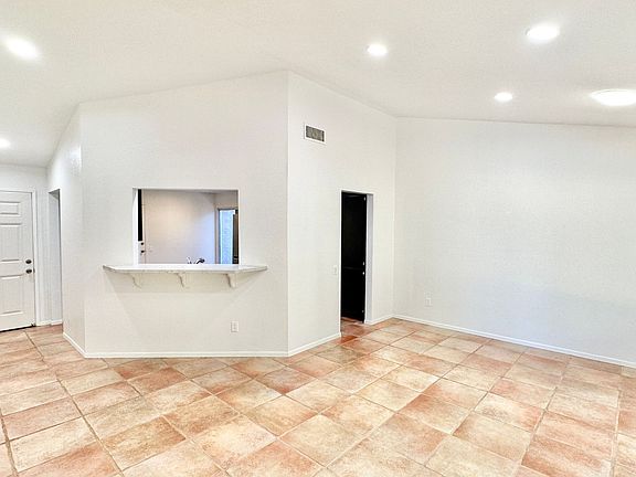 5th image of 741 Sunningdale Dr