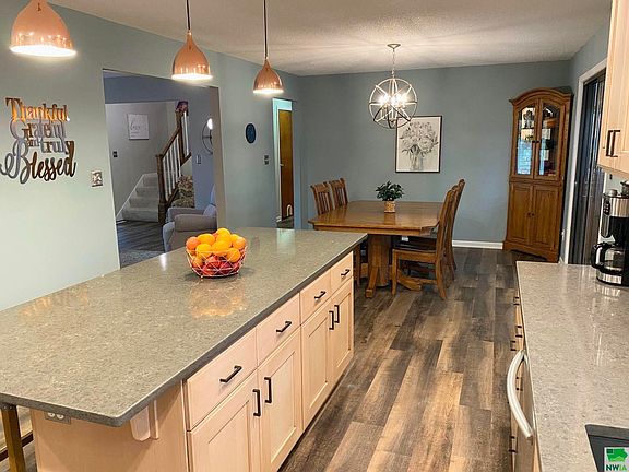 3rd image of 808 Clover Ln