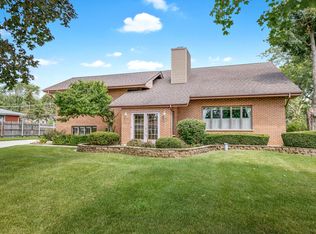 132 E Blackhawk Dr, Schaumburg, IL 60193