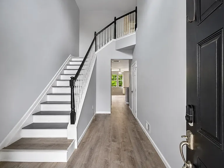 100 Pine St #5 — Photo 2