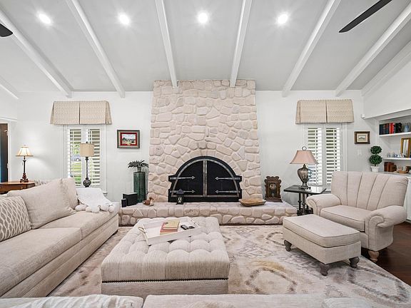 3rd image of 822 Surrey Ln