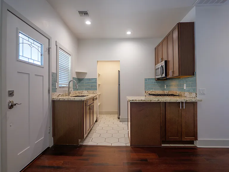 120 E 18th St — Photo 5