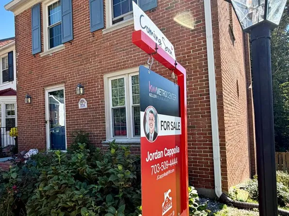 8261 Taunton Pl, Springfield, VA 22152