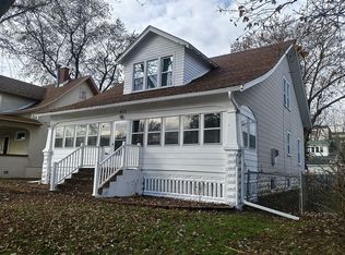 1422 N 3rd St, Clinton, IA 52732